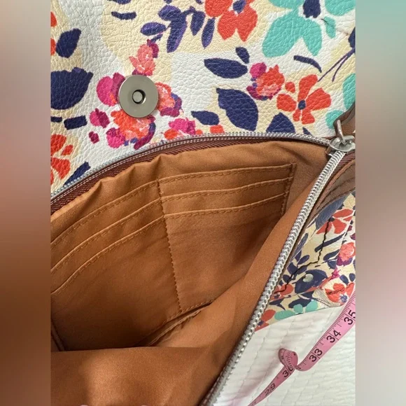 Relic Floral Crossbody Bag with Brown Accents Adjustable Straps - Picture 8 of 12